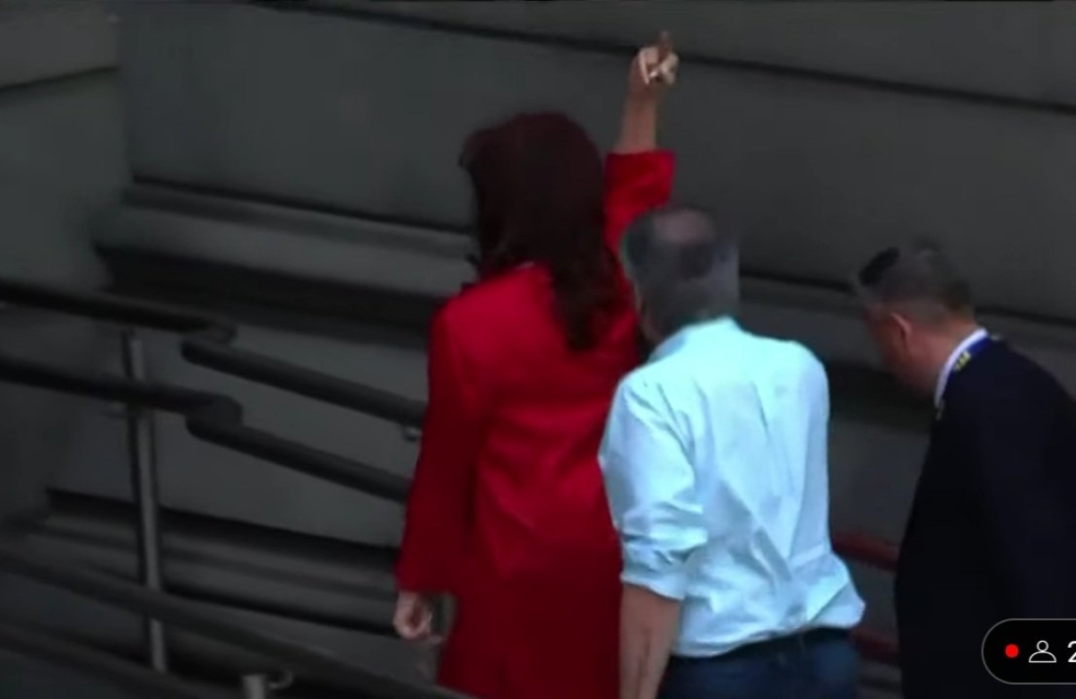 Cristina Kirchner Responde Con Un Fuck You A Insultos En La Entrada