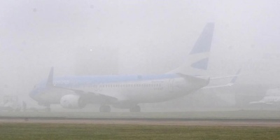 Ezeiza y Aeroparque con demoras y desvíos por la niebla