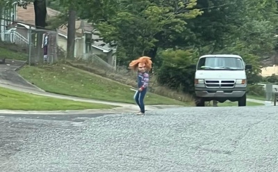 Un nene se disfraza de Chucky para asustar a sus vecinos