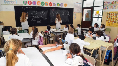 Arranca la hora extra de clases en Argentina