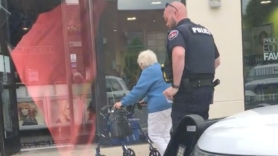 Un policía llevó a una abuela en el patrullero