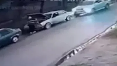 Lo aplastó con su camioneta y escapó