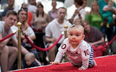 Polémica por una carrera de bebés