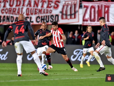 Copa Libertadores: Estudiantes perdió sobre la hora, en un partido polémico por el VAR, y quedó eliminado