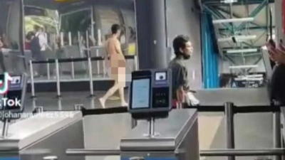 Se paseó desnudo por el metro