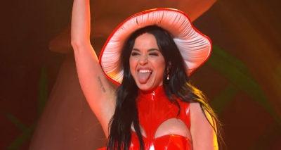 Katy Perry apareció en un boliche y repartió pizza 