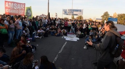 Protestas en el puente Rosario-Victoria por los incendios en las islas