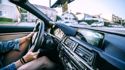 Descubrió a un hombre desnudo y desmayado en el asiento de atrás 