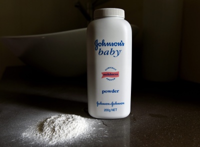 Johnson & Johnson suspende la venta de talco para bebés por “componentes cancerígenos“
