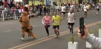 Corrió toda la Maratón de Buenos Aires disfrazado de dinosaurio