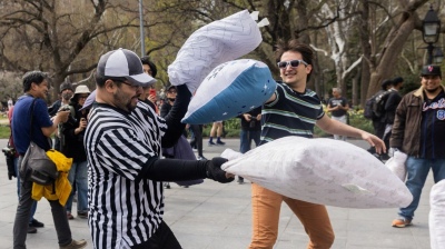 Organizan una guerra de almohadas para combatir el estrés