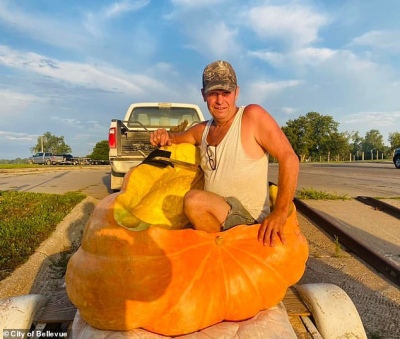 La remó en calabaza: Hizo una inusual canoa y ganó un récord mundi