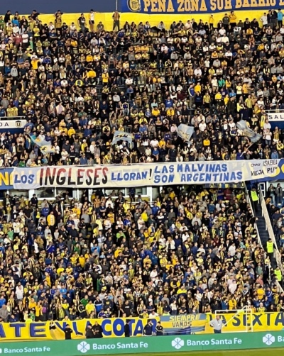 La bandera argentina contra Isabel II: "Chau vieja pu..."