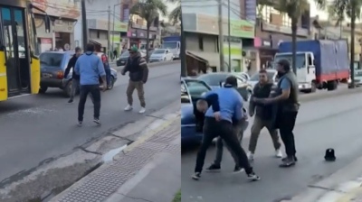 Chofer de bondi y dos automovilistas a las piñas