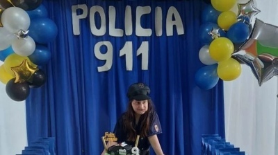 Una nena festejó su cumpleaños disfrazada de policía