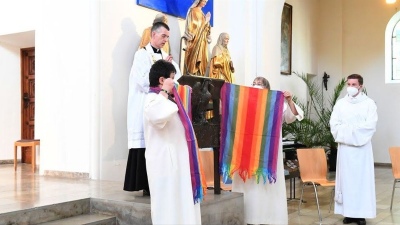 Bendicen homosexuales en la iglesia