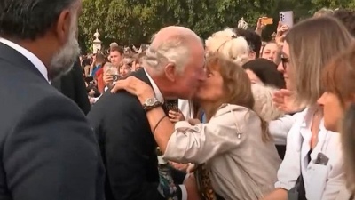 Le dió un beso al rey