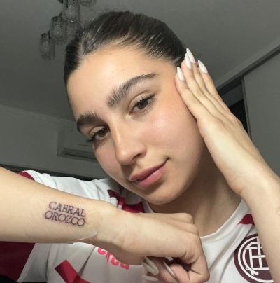 Promesa cumplida: una hincha de Lanús se tatuó los nombres de dos jugadores