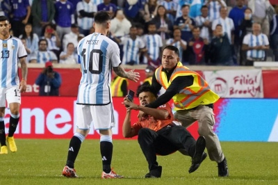 Locura de los hinchas por Messi: tres invadieron el campo de juego