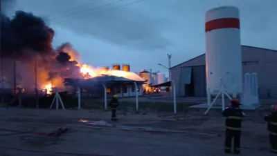 Una refinería de Plaza Huincul explotó y se incendió