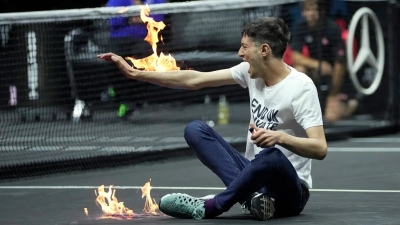 Se prendió fuego el brazo en un reclamo por el medio ambiente