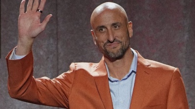 Manu Ginóbili recibió el saco naranja del Salón de la Fama