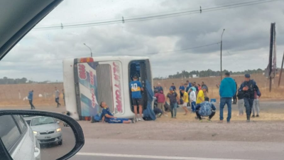 Volcó un micro con hinchas de Boca en Mendoza: murió una mujer y hay heridos graves