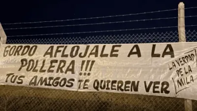 El cartel que le dejaron sus amigos por pollerudo