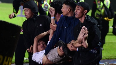 Tragedia en el fútbol de Indonesia: al menos 125 muertos y 300 heridos en una estampida