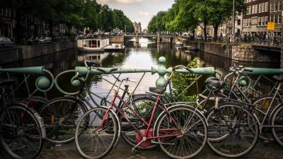 Miles de bicicletas hundidas en los canales de Ámsterdam