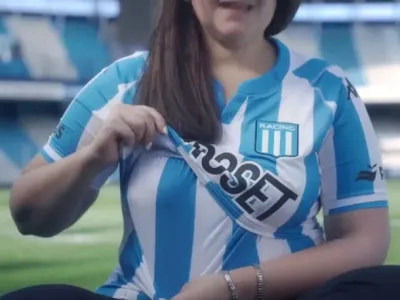 Racing presentó una camiseta diseñada para amamantar en la cancha