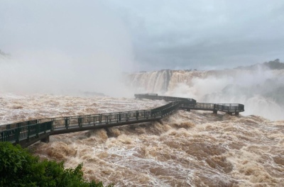 La crecida del Rio Iguazú obligó a cerrar las Cataratas