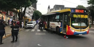 Quiso esquivar la puerta abierta de un taxi y lo atropelló un colectivo