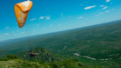 Un hombre murió tras caer con el parapente