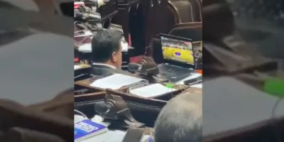 Un diputado se puso a ver un partido de basquet en una sesión