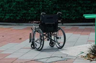 Le robaron la silla de rueda a un hombre que esperaba en el colectivo