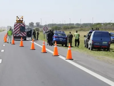 Se bajó del auto en la ruta y lo atropelló un camión