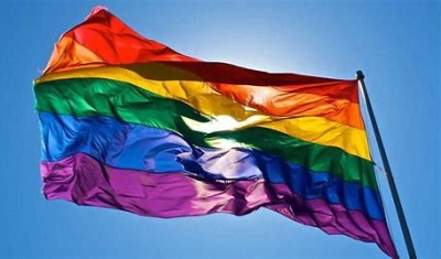 El por qué de los colores del arcoíris en la bandera del orgullo