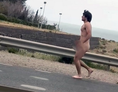 Corrió desnudo por la ruta