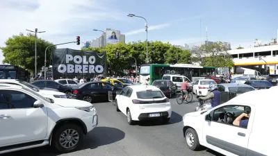 Volvían del hospital y quedaron atrapados en un piquete