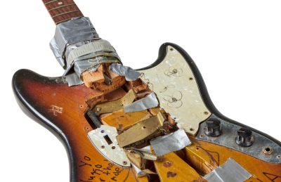 Vendieron una guitarra que rompió Kurt Cobain