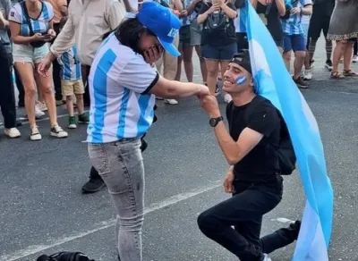 Un joven le pidió casamiento a su novia en medio de los festejos argentinos en el Obelisco