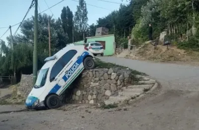 Dejaron un patrullero mal estacionado y cayó por una pendiente