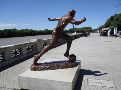 Robaron la estatua de Messi de la Costanera