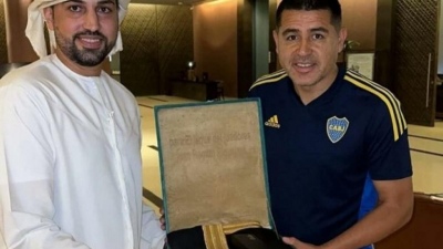 A Riquelme le regalaron una bisht en Emiratos Árabes Unidos