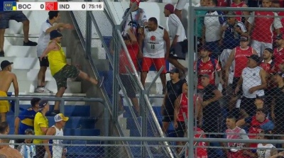 Hinchas de Boca e Independiente protagonizaron incidentes dentro de la cancha