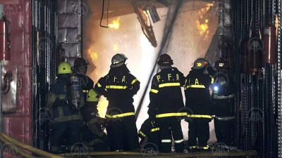 Fuerte incendio de una maderera de Grand Bourg