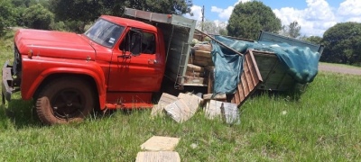 Descubrieron que un camión chocado transportaba marihuana