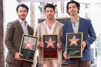 Los Jonas Brothers recibieron la estrella en el Paseo de la Fama de Hollywood
