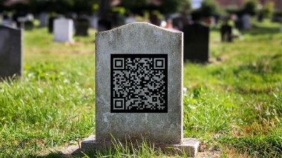 Un cementerio instaló códigos QR en las lápidas